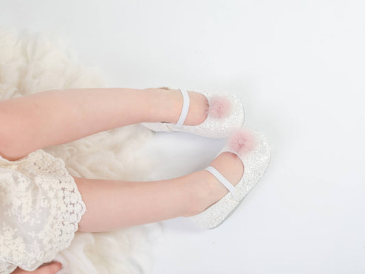 How to choose first baby shoes; baby moccasins