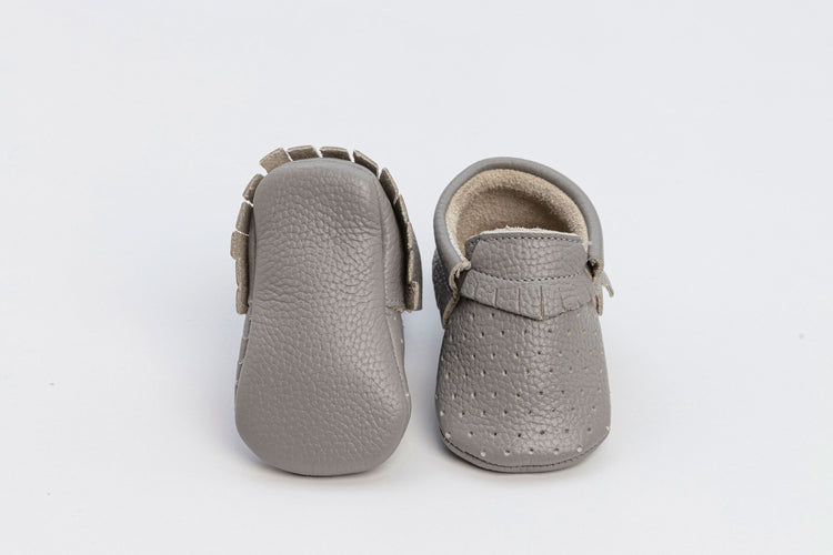 Graue klassische Unisex-Schuhe von Baby Riley